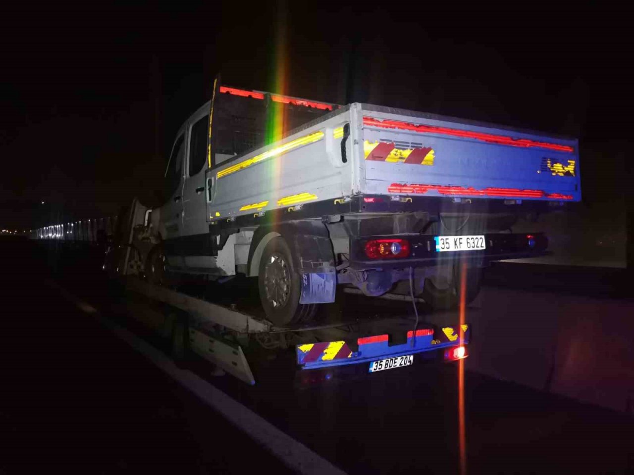 İzmir’de kamyon otomobile arkadan çarptı: 1 ölü, 2 yaralı