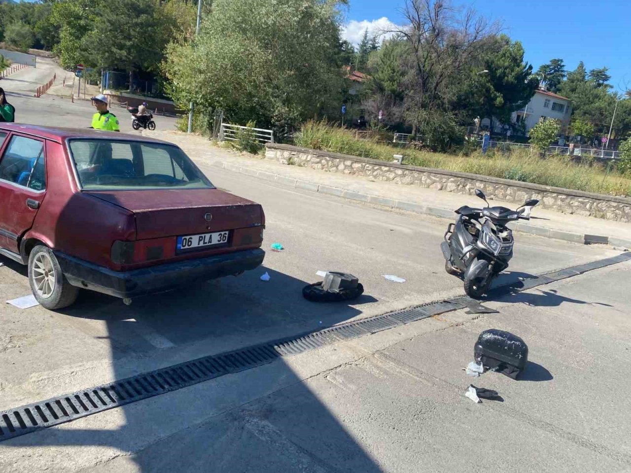 Kırmızı ışıkta geçen otomobil ile motosiklet çarpıştı