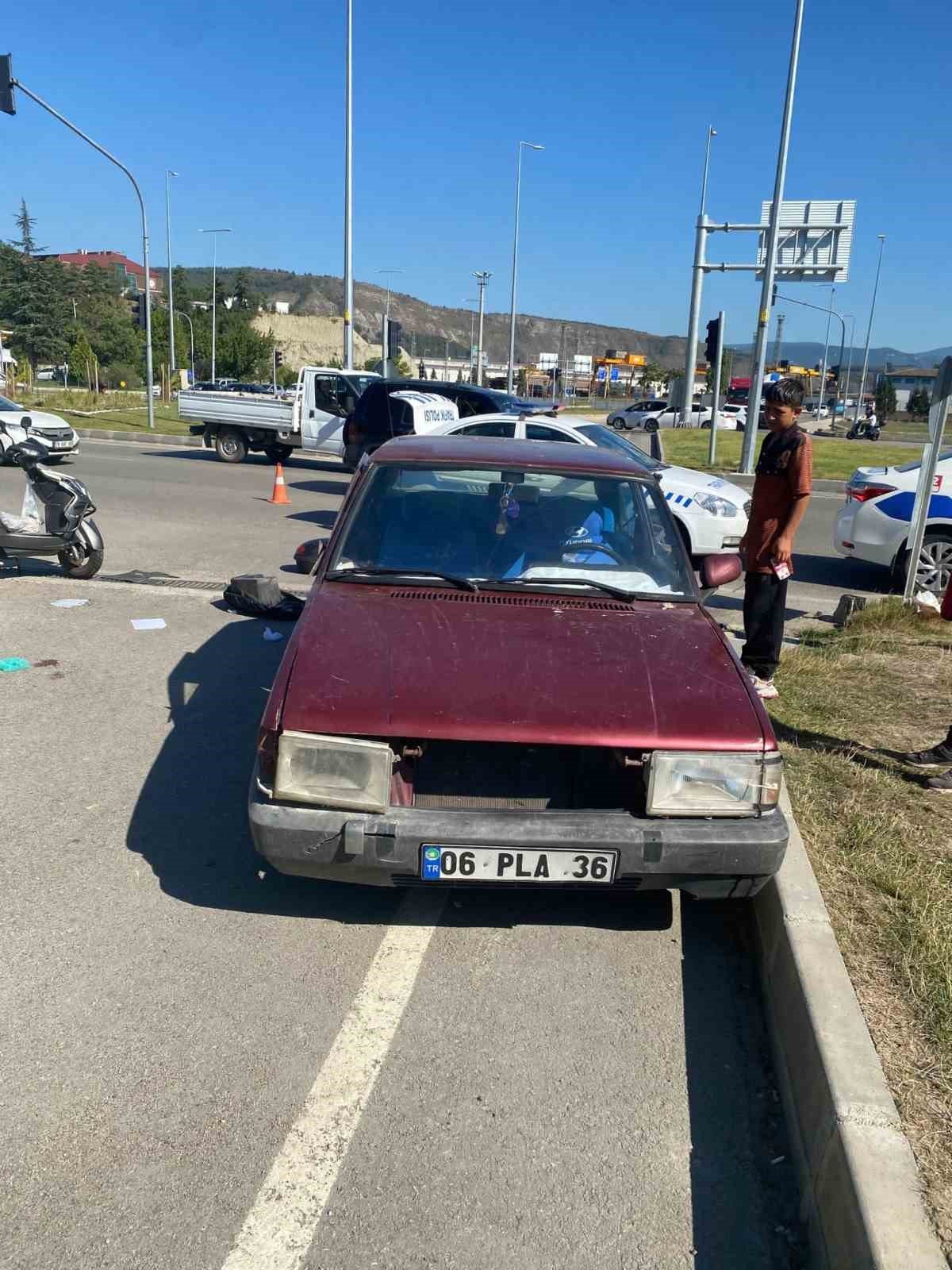 Kırmızı ışıkta geçen otomobil ile motosiklet çarpıştı