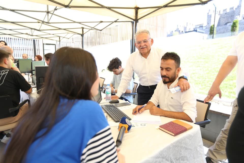 Başkan Büyükkılıç, ’Kayseri Kariyer’ ve ’Üniversite Tanıtım Ve Tercih Danışmanlığı’ stantlarını ziyaret etti