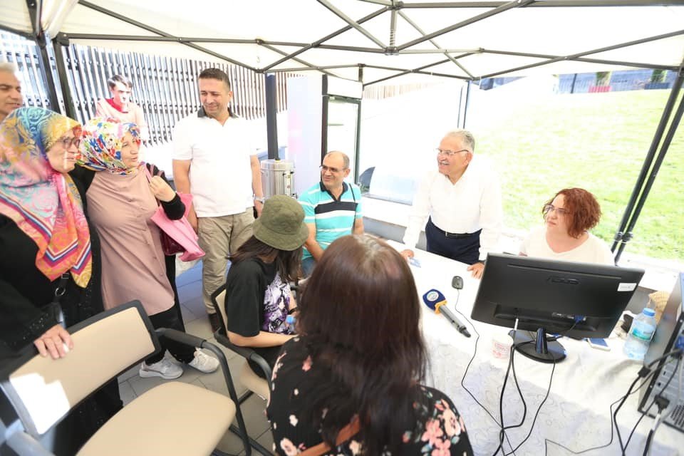 Başkan Büyükkılıç, ’Kayseri Kariyer’ ve ’Üniversite Tanıtım Ve Tercih Danışmanlığı’ stantlarını ziyaret etti