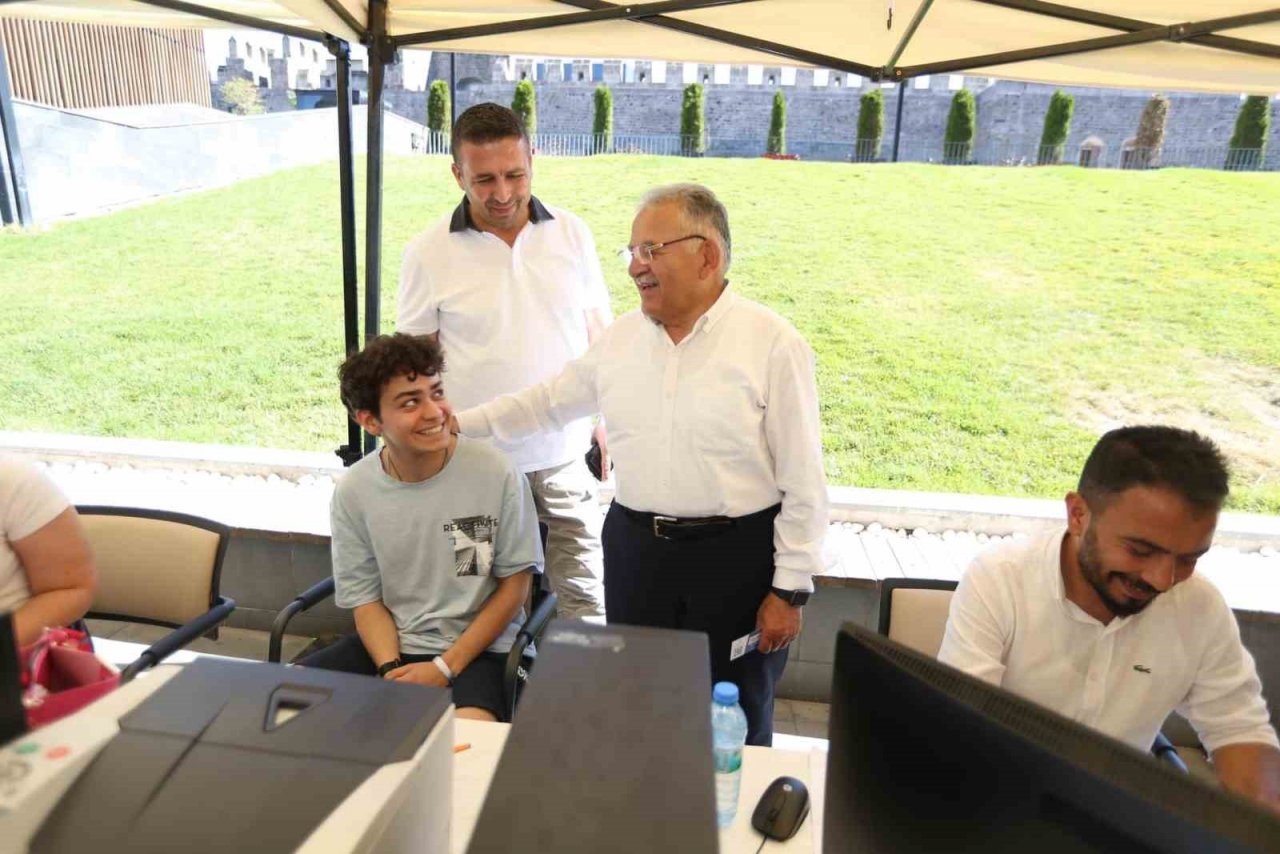 Başkan Büyükkılıç, ’Kayseri Kariyer’ ve ’Üniversite Tanıtım Ve Tercih Danışmanlığı’ stantlarını ziyaret etti