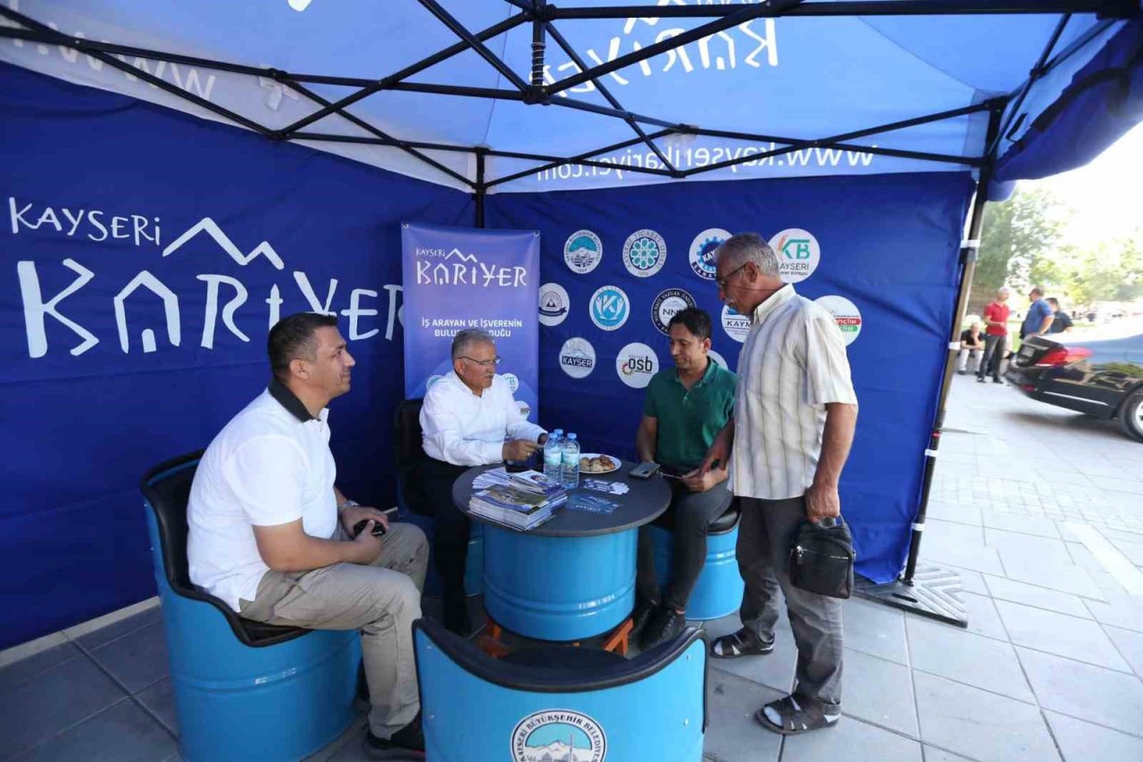 Başkan Büyükkılıç, ’Kayseri Kariyer’ ve ’Üniversite Tanıtım Ve Tercih Danışmanlığı’ stantlarını ziyaret etti