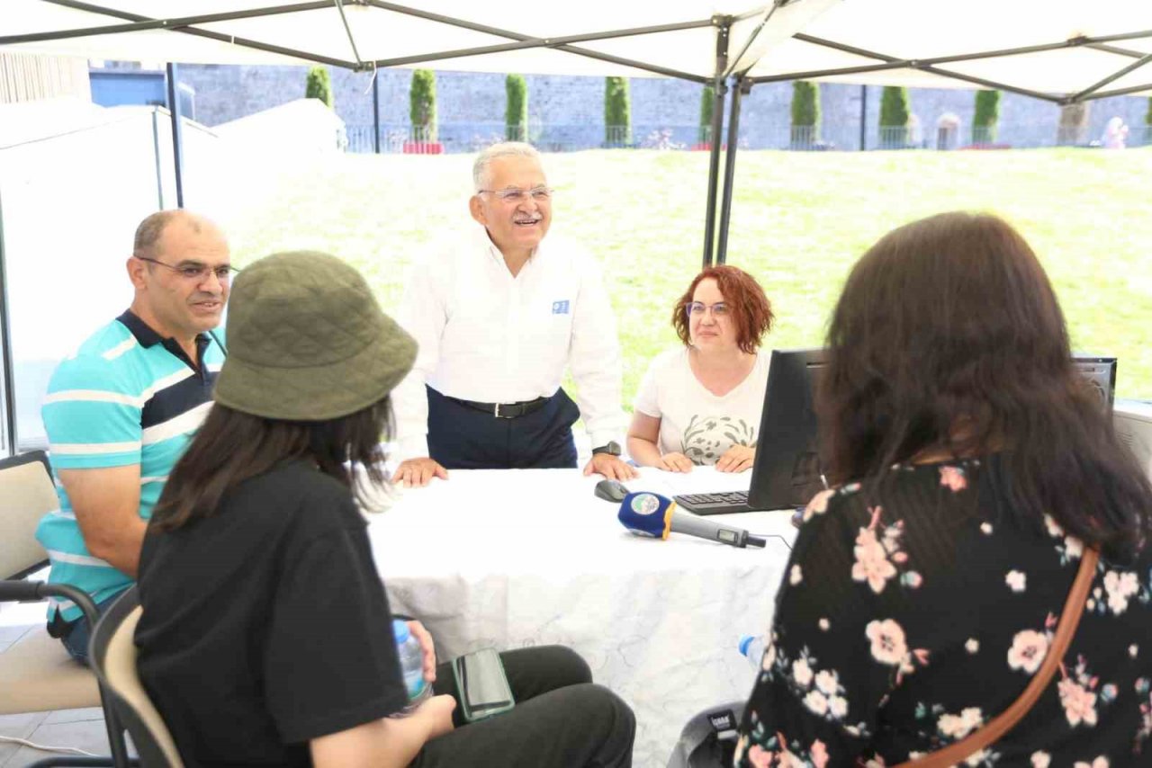 Başkan Büyükkılıç, ’Kayseri Kariyer’ ve ’Üniversite Tanıtım Ve Tercih Danışmanlığı’ stantlarını ziyaret etti