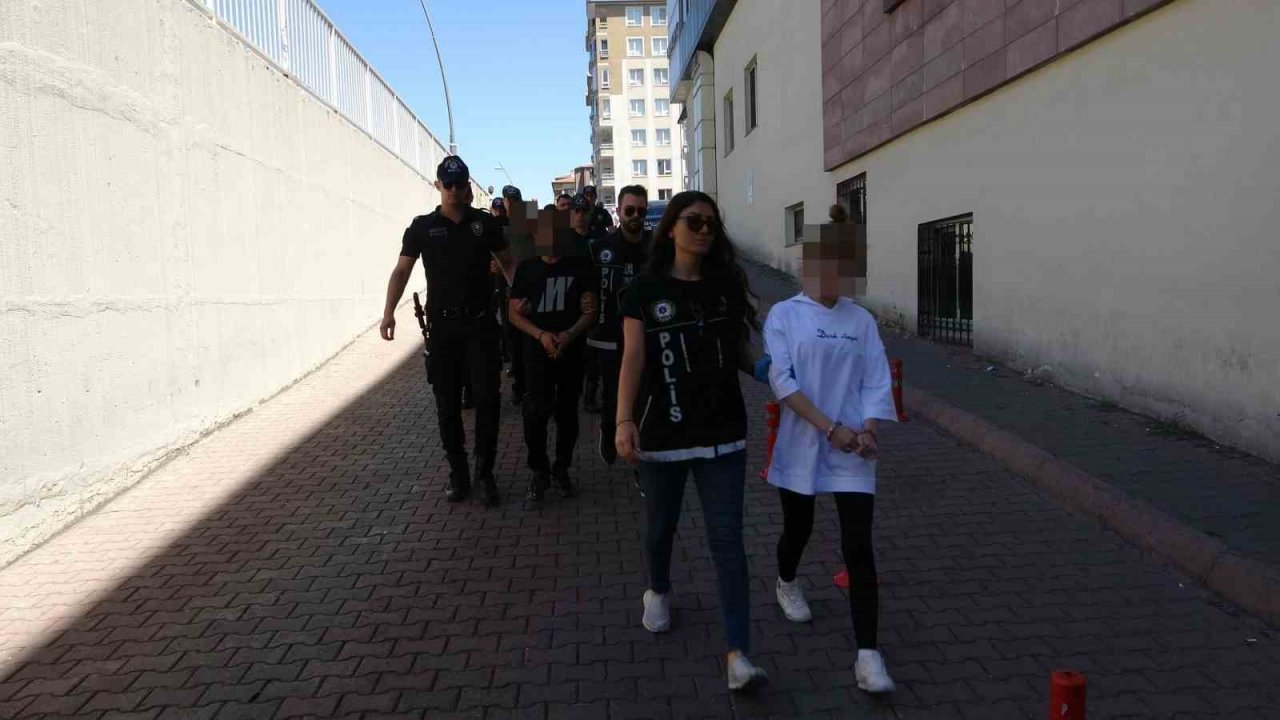Kayseri’de uyuşturucu tacirlerine darbe: 17 gözaltı