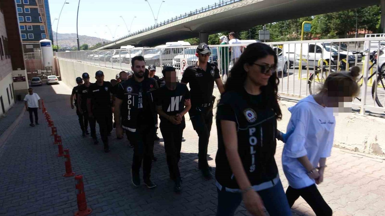 Kayseri’de uyuşturucu tacirlerine darbe: 17 gözaltı