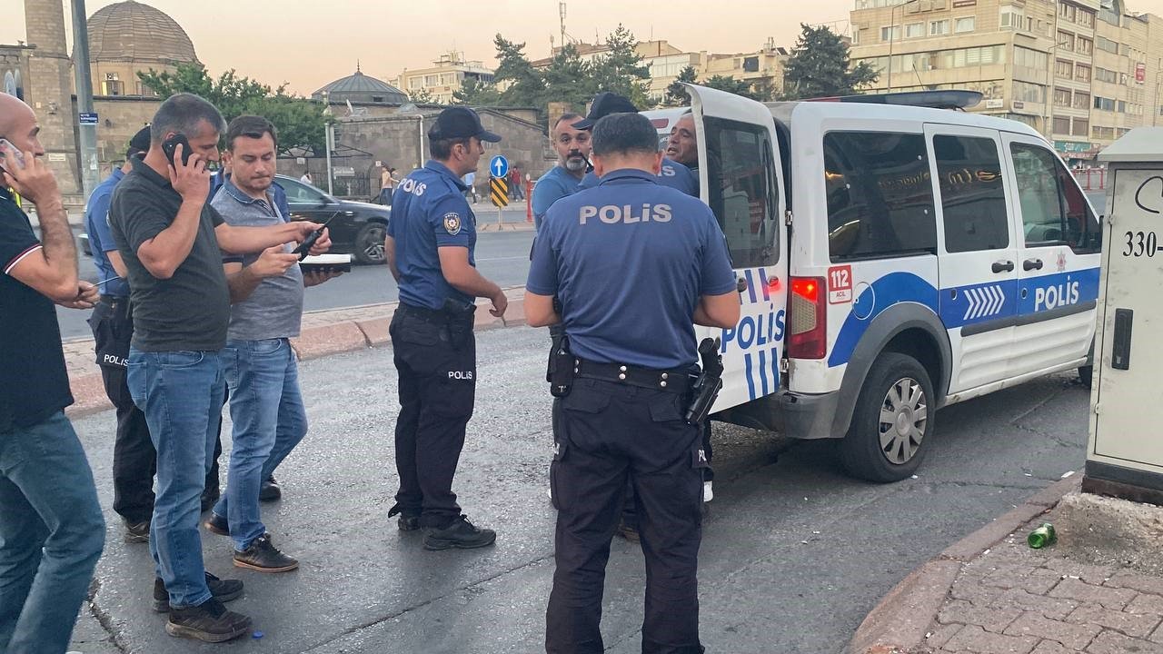 İntihar için kale surlarına çıkan şahsı polis ikna etti
