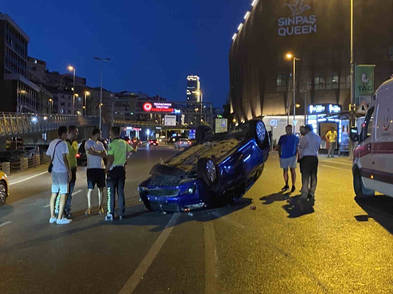 Şişli’de bariyere çarpan araç takla atıp ters döndü