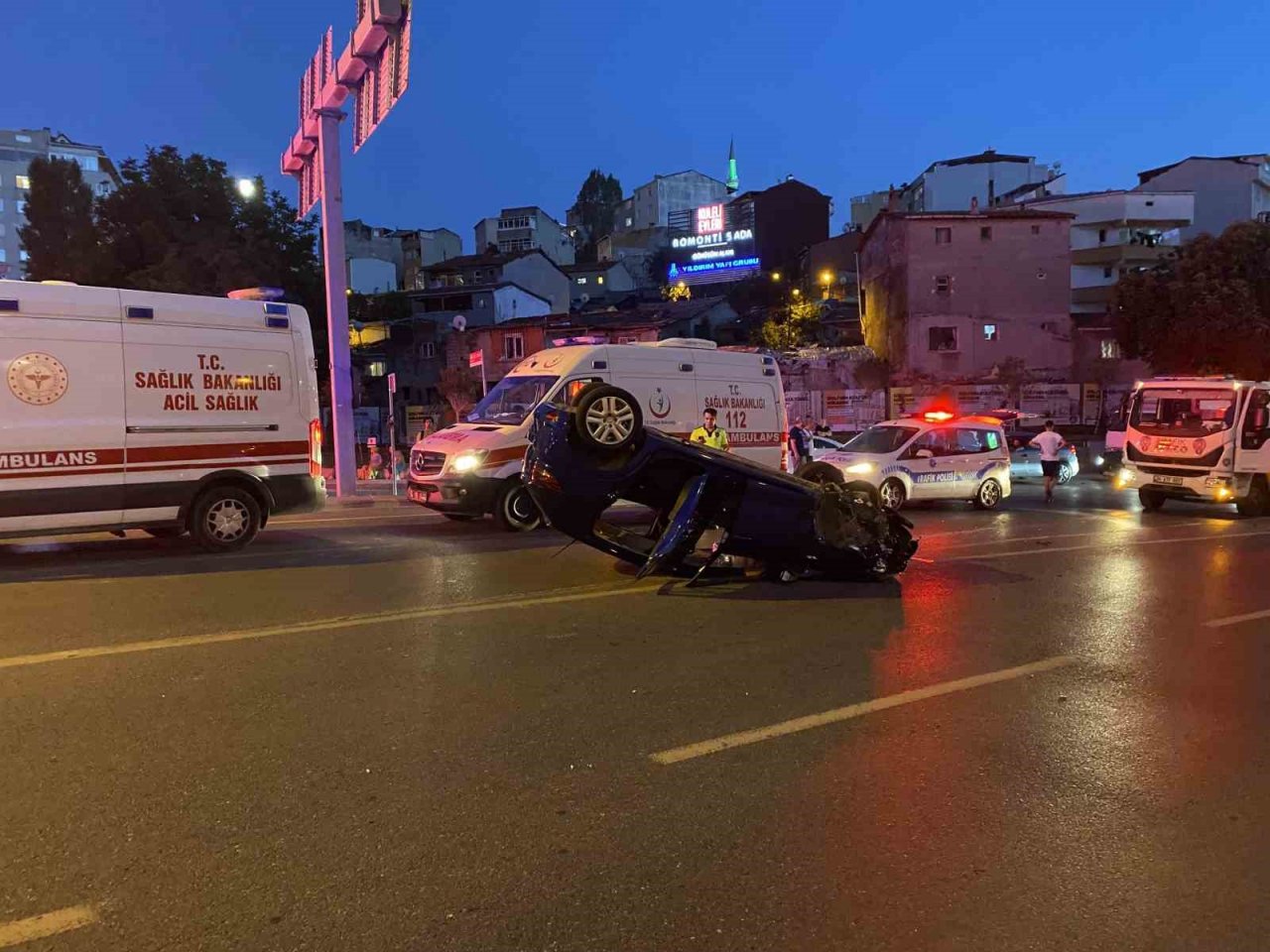 Şişli’de bariyere çarpan araç takla atıp ters döndü