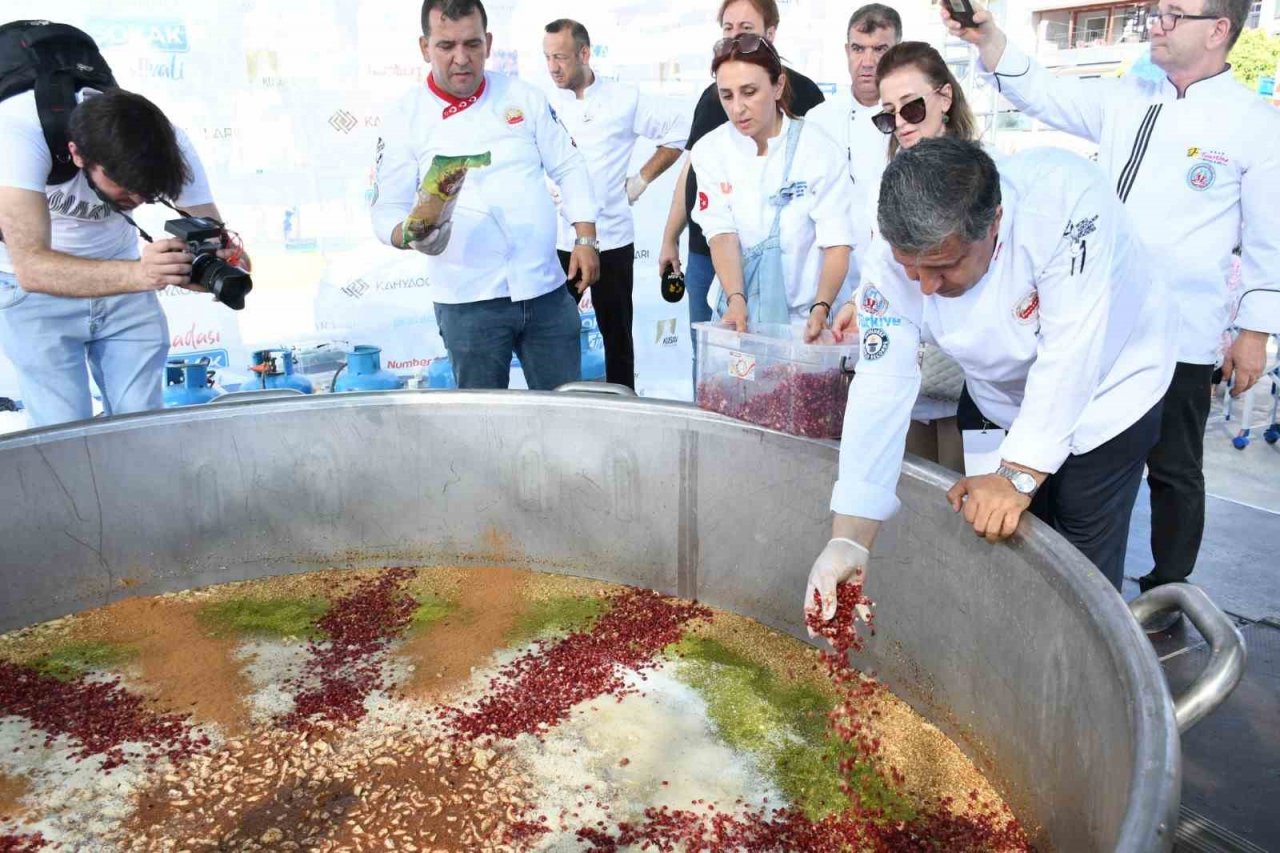 Kuşadası Sokak Festivali’nin dev kazanı bu kez dayanışma için kaynadı