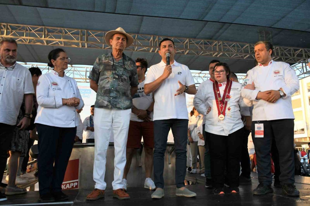 Kuşadası Sokak Festivali’nin dev kazanı bu kez dayanışma için kaynadı