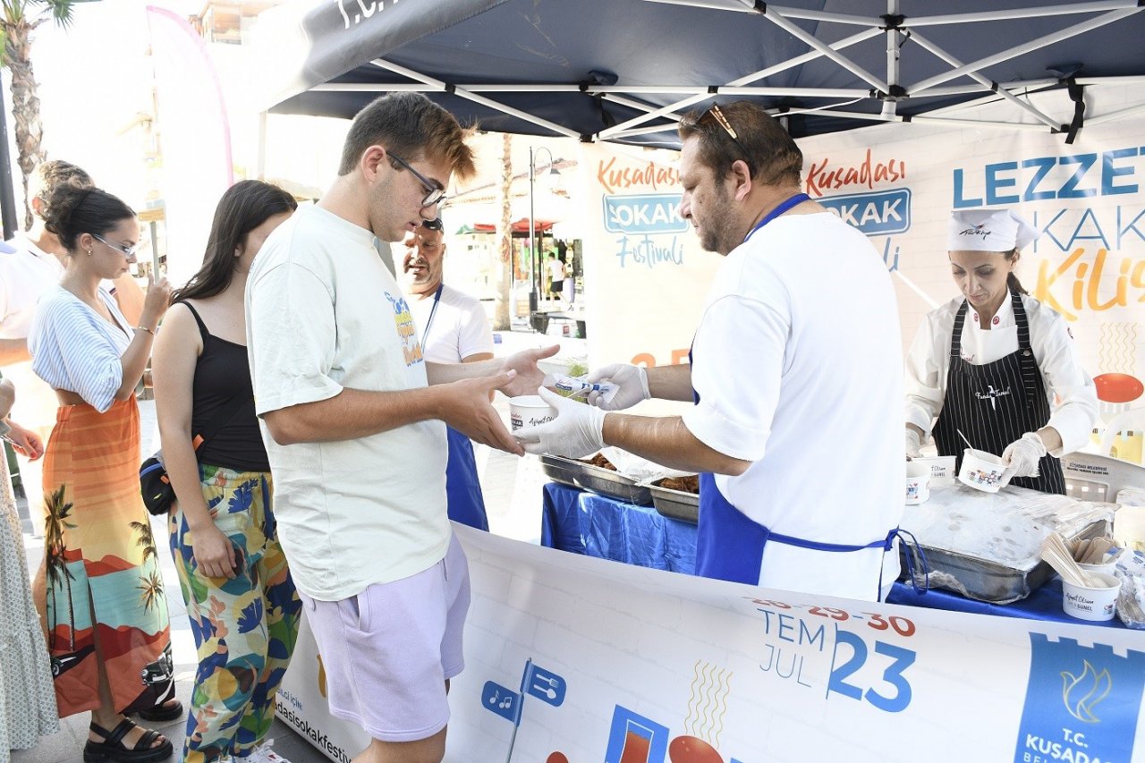 Kuşadası Sokak Festivali’nin lezzet durakları dayanışma noktası oldu
