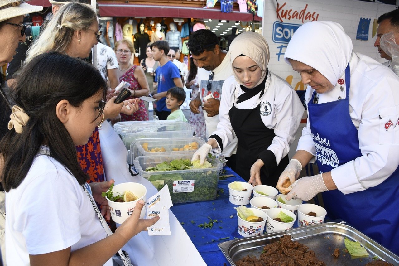 Kuşadası Sokak Festivali’nin lezzet durakları dayanışma noktası oldu