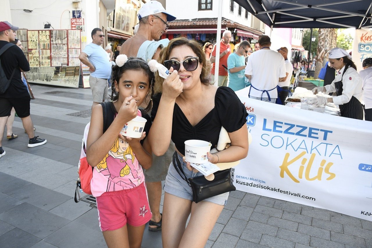 Kuşadası Sokak Festivali’nin lezzet durakları dayanışma noktası oldu