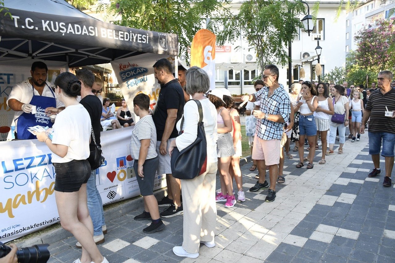 Kuşadası Sokak Festivali’nin lezzet durakları dayanışma noktası oldu