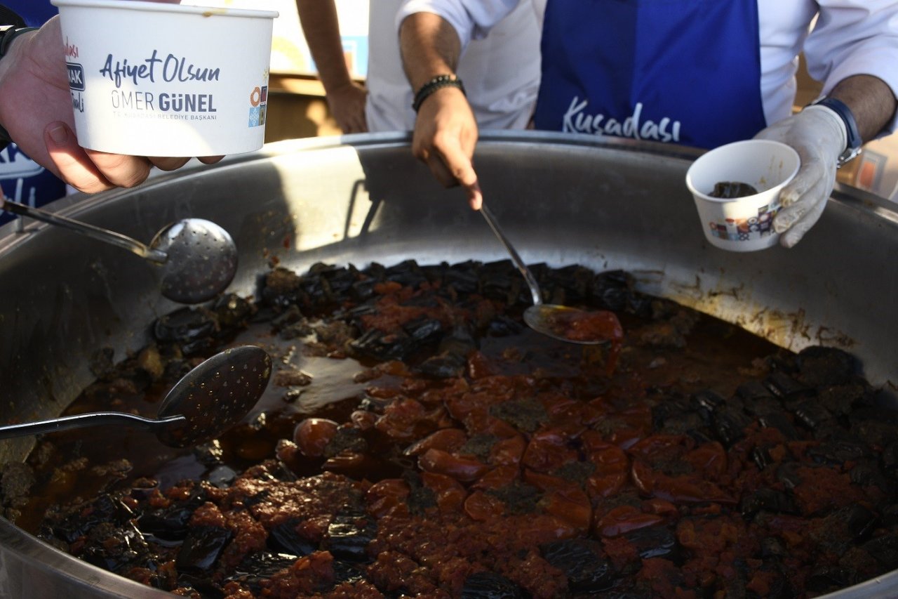 Kuşadası Sokak Festivali’nin lezzet durakları dayanışma noktası oldu