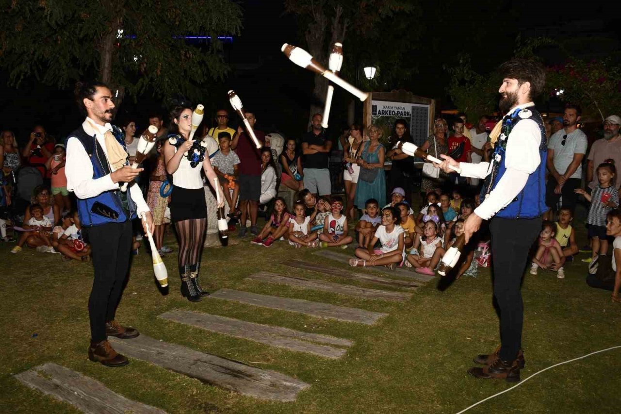 Kuşadası’nda lezzet, eğlence, müzik ve sanat sokakta hayat buldu