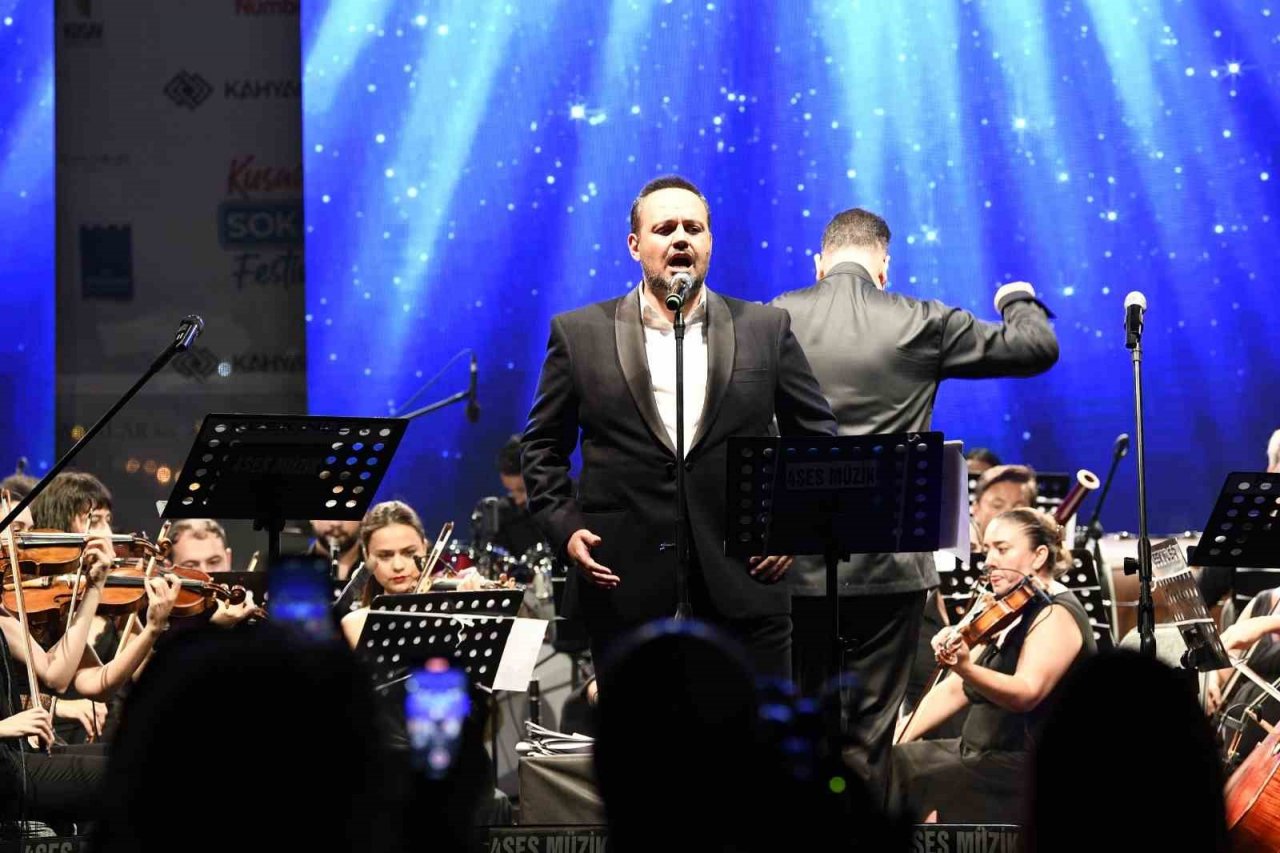 Kuşadası’nda lezzet, eğlence, müzik ve sanat sokakta hayat buldu