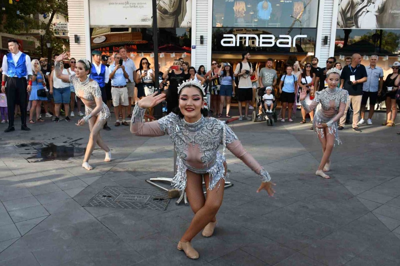 Kuşadası’nda lezzet, eğlence, müzik ve sanat sokakta hayat buldu