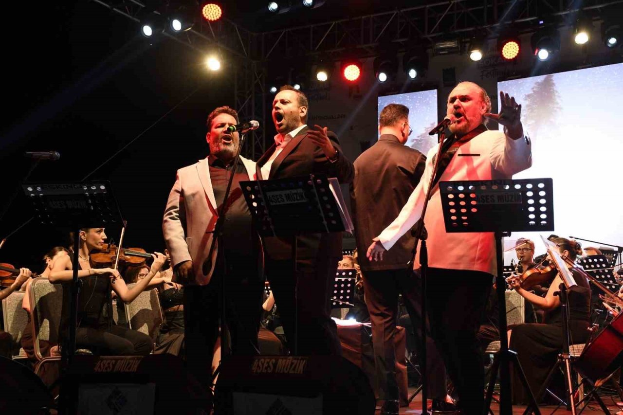 Kuşadası’nda lezzet, eğlence, müzik ve sanat sokakta hayat buldu