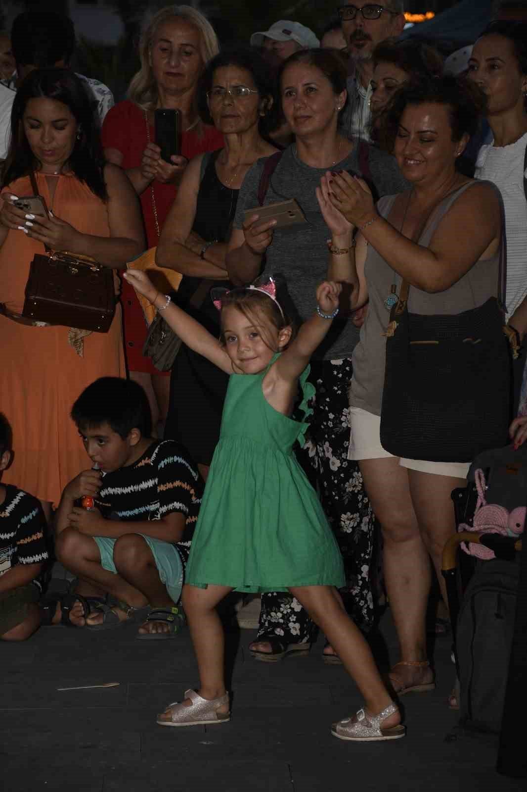 Kuşadası’nda lezzet, eğlence, müzik ve sanat sokakta hayat buldu