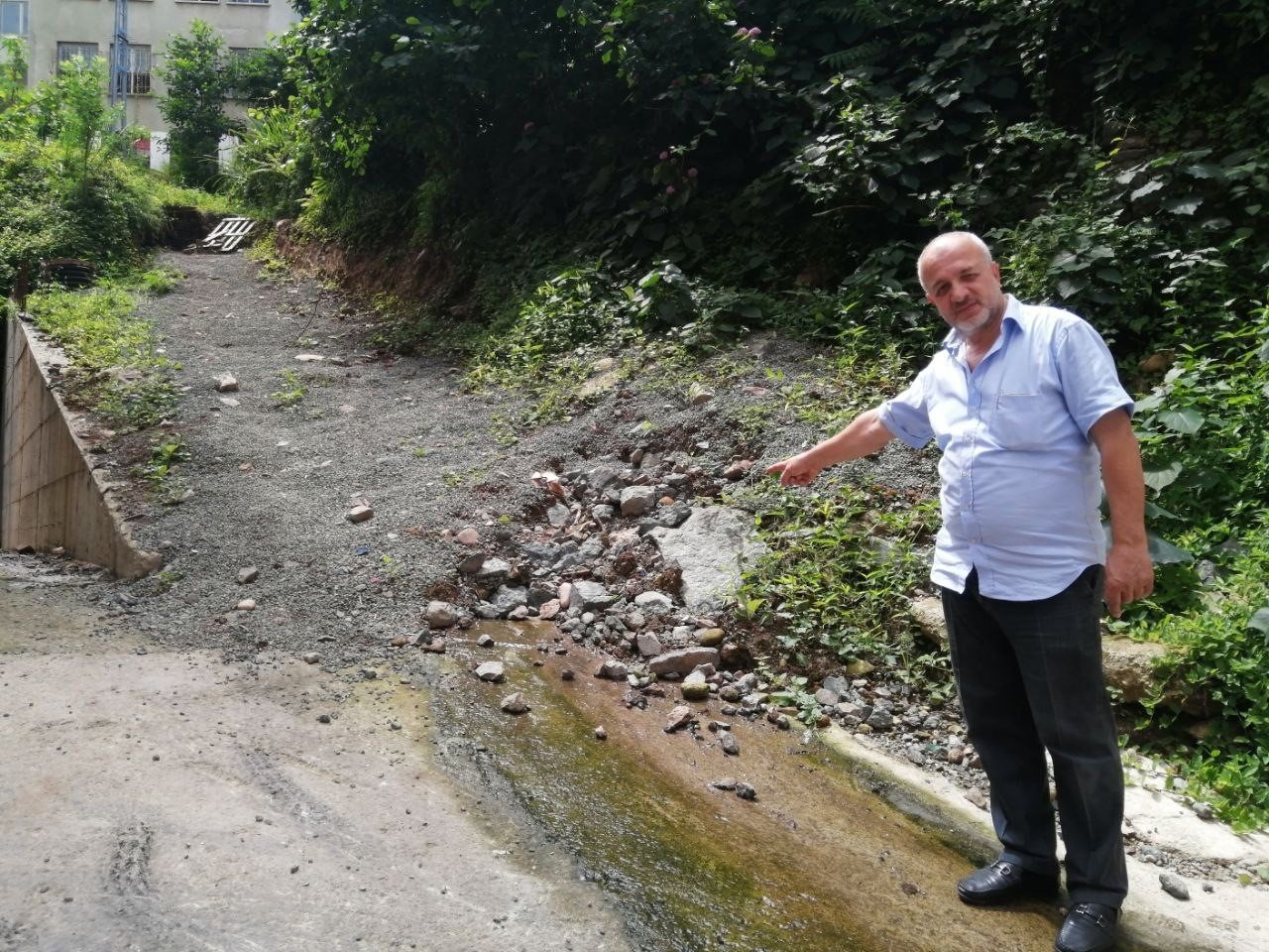 Menfez tıkanınca sığınağa dolan lağım suyu apartman sakinlerinin kabusu oldu