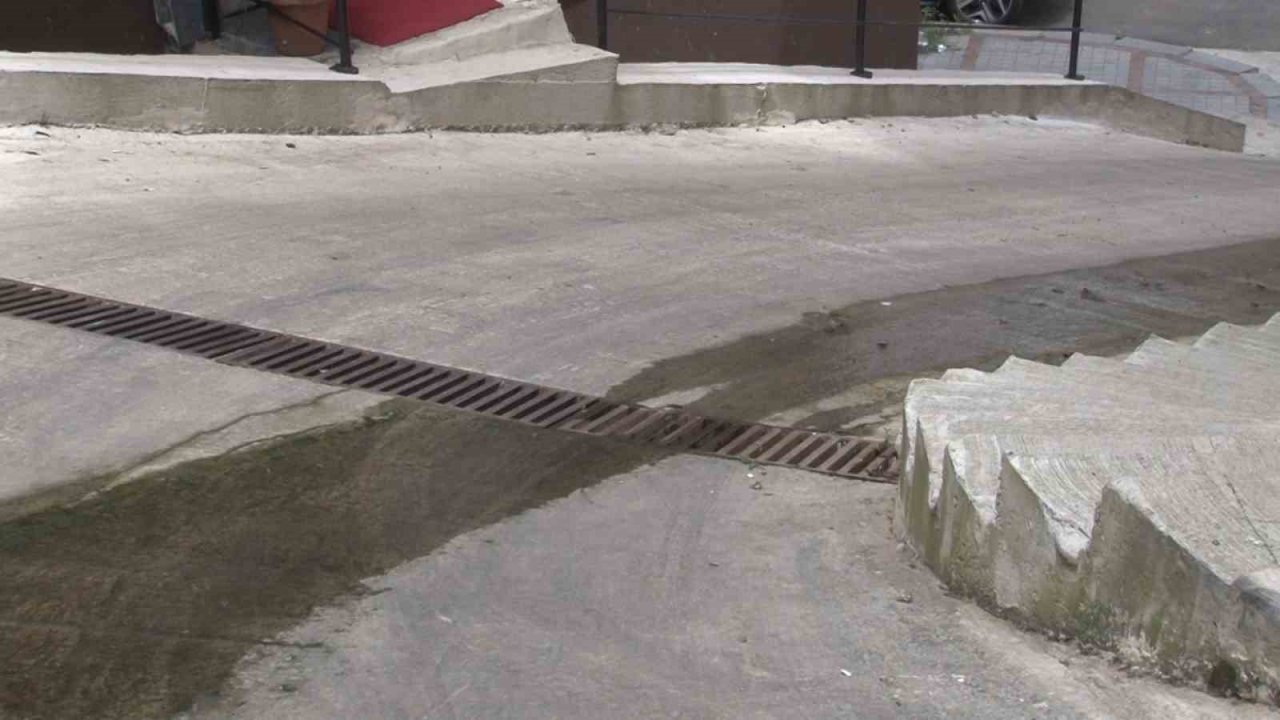 Menfez tıkanınca sığınağa dolan lağım suyu apartman sakinlerinin kabusu oldu