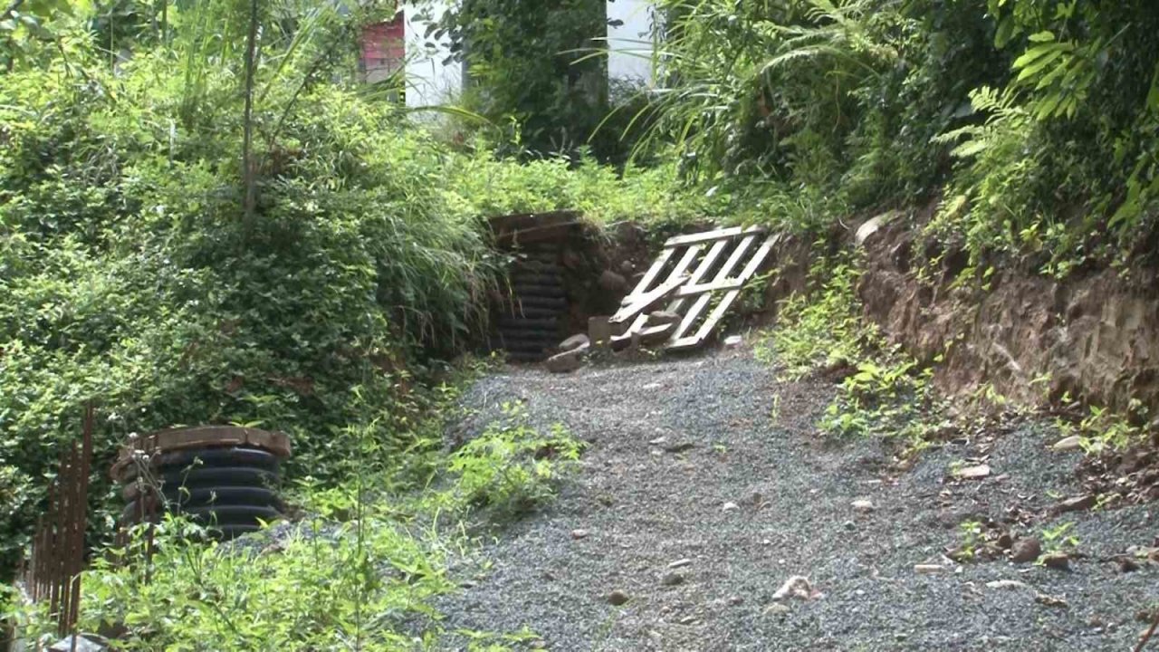 Menfez tıkanınca sığınağa dolan lağım suyu apartman sakinlerinin kabusu oldu