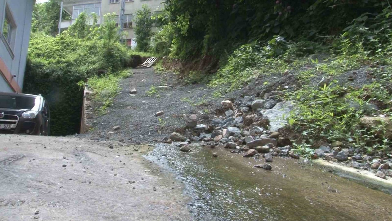 Menfez tıkanınca sığınağa dolan lağım suyu apartman sakinlerinin kabusu oldu