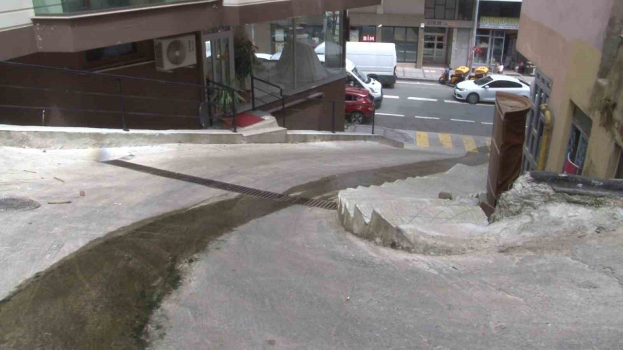 Menfez tıkanınca sığınağa dolan lağım suyu apartman sakinlerinin kabusu oldu