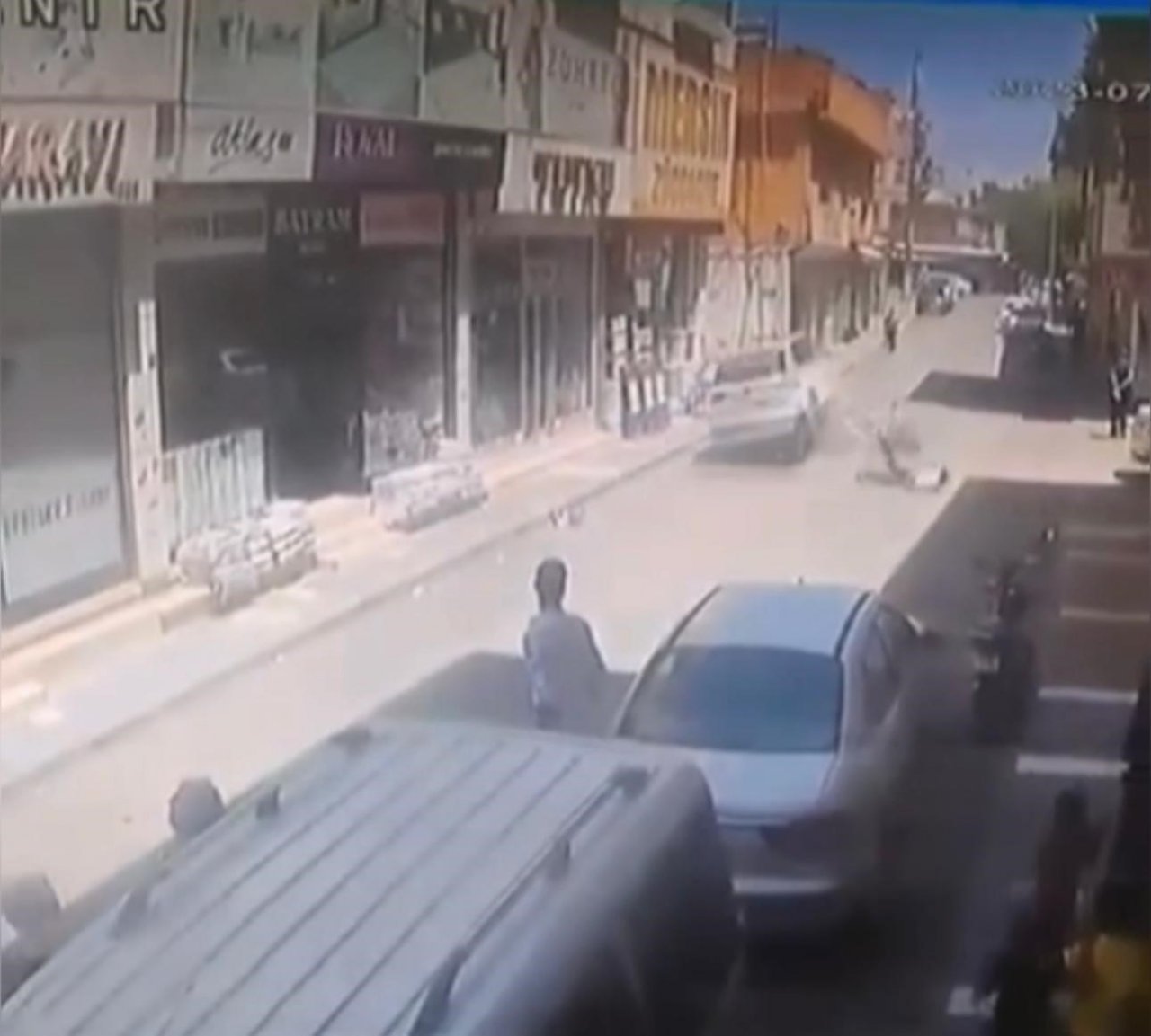 Otomobil motoru adeta biçti, sürücü son anda atlayarak kurtuldu