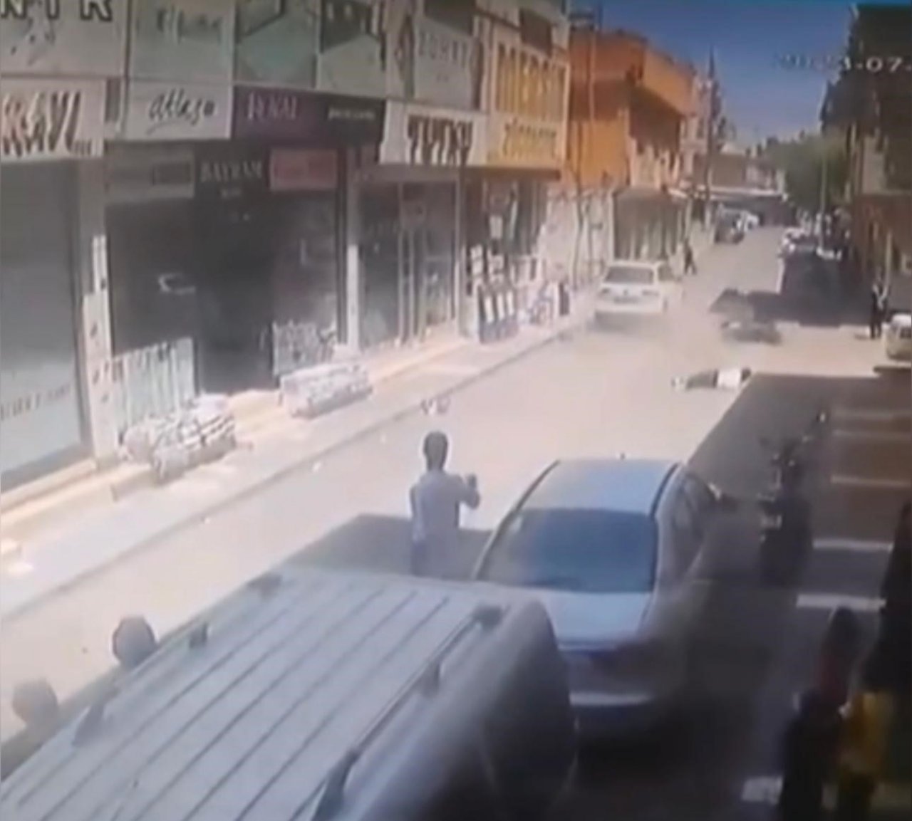 Otomobil motoru adeta biçti, sürücü son anda atlayarak kurtuldu