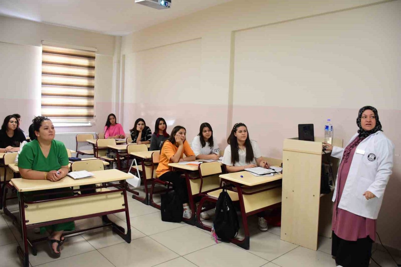 Şahinbey’de ev hanımları ve öğrenciler İngilizce öğreniyor