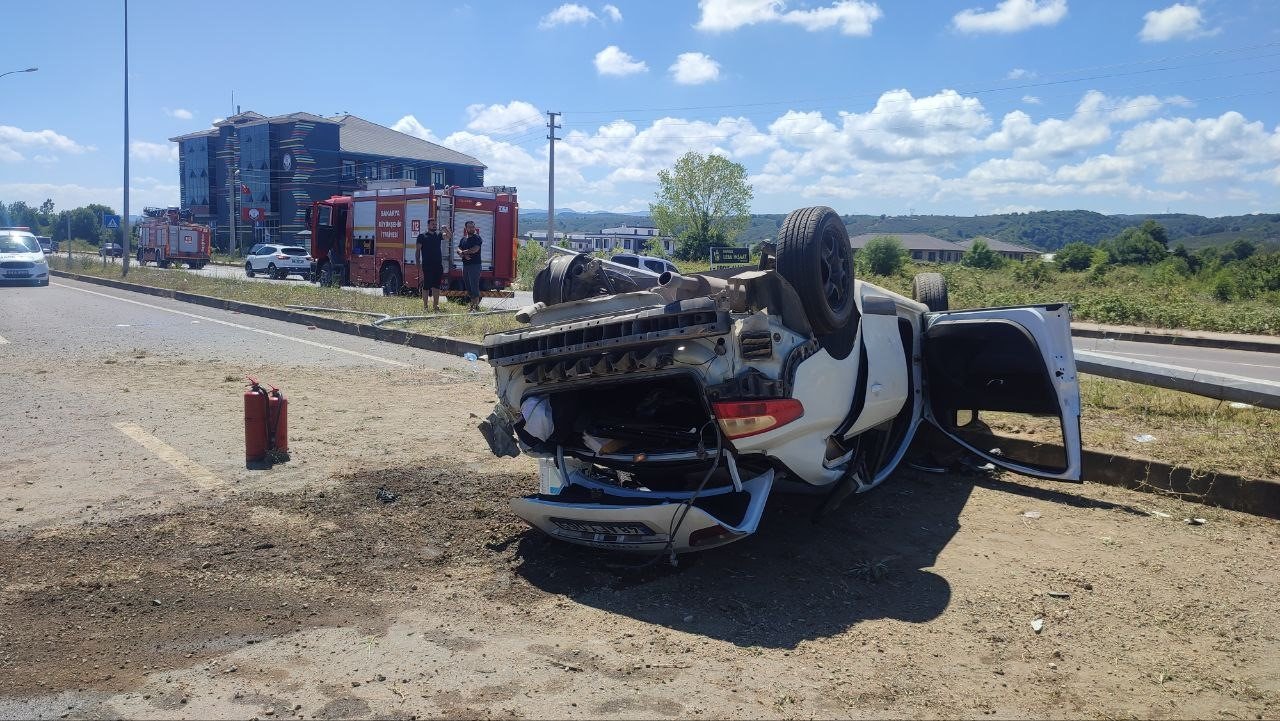 Önce patpata sonra direğe çarpan otomobil takla attı: 4 yaralı