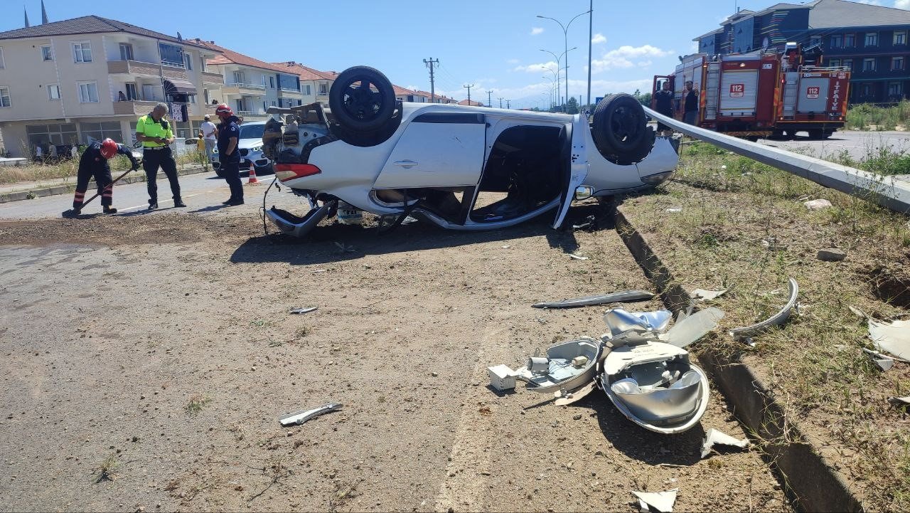 Önce patpata sonra direğe çarpan otomobil takla attı: 4 yaralı