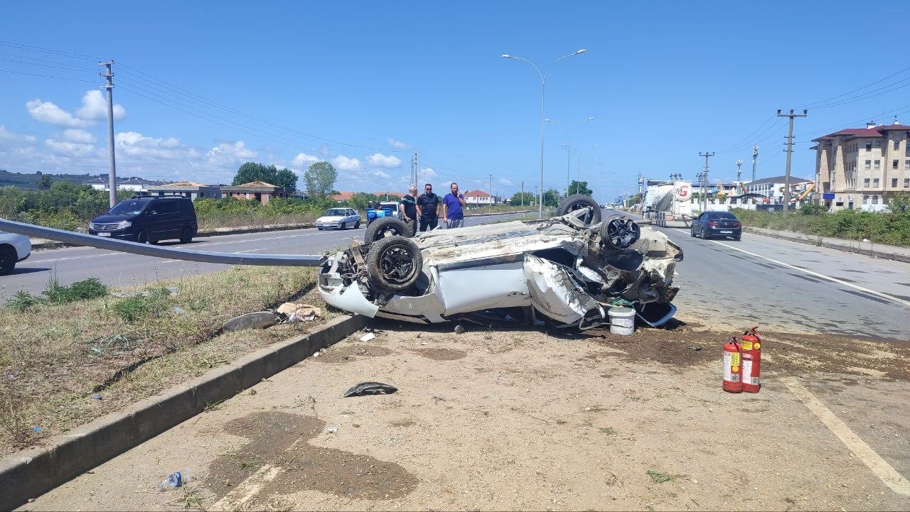 Önce patpata sonra direğe çarpan otomobil takla attı: 4 yaralı