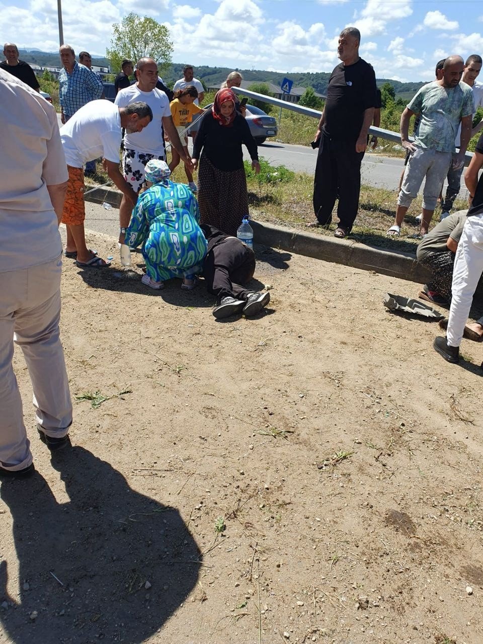 Önce patpata sonra direğe çarpan otomobil takla attı: 4 yaralı