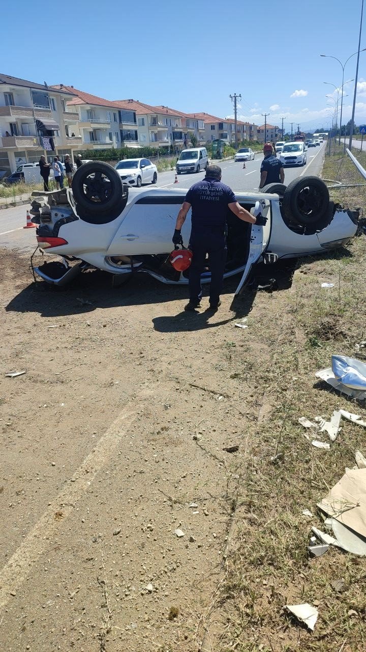 Önce patpata sonra direğe çarpan otomobil takla attı: 4 yaralı