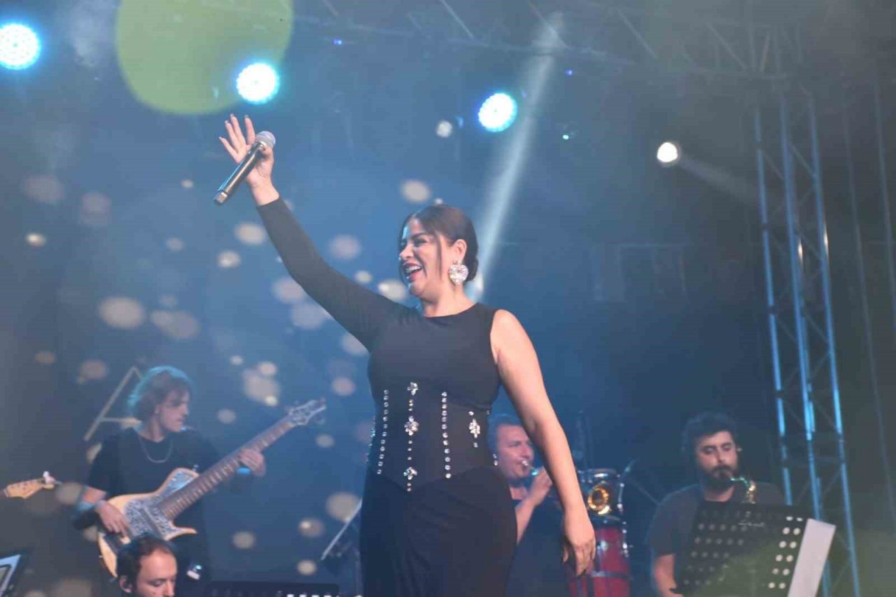 Eşek üzerinde ellerindeki topla gol atmak için çabaladılar