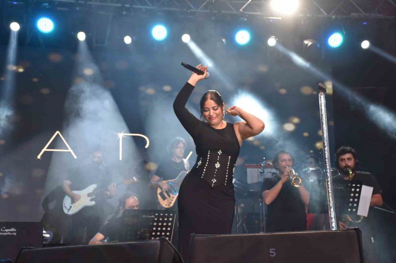 Eşek üzerinde ellerindeki topla gol atmak için çabaladılar