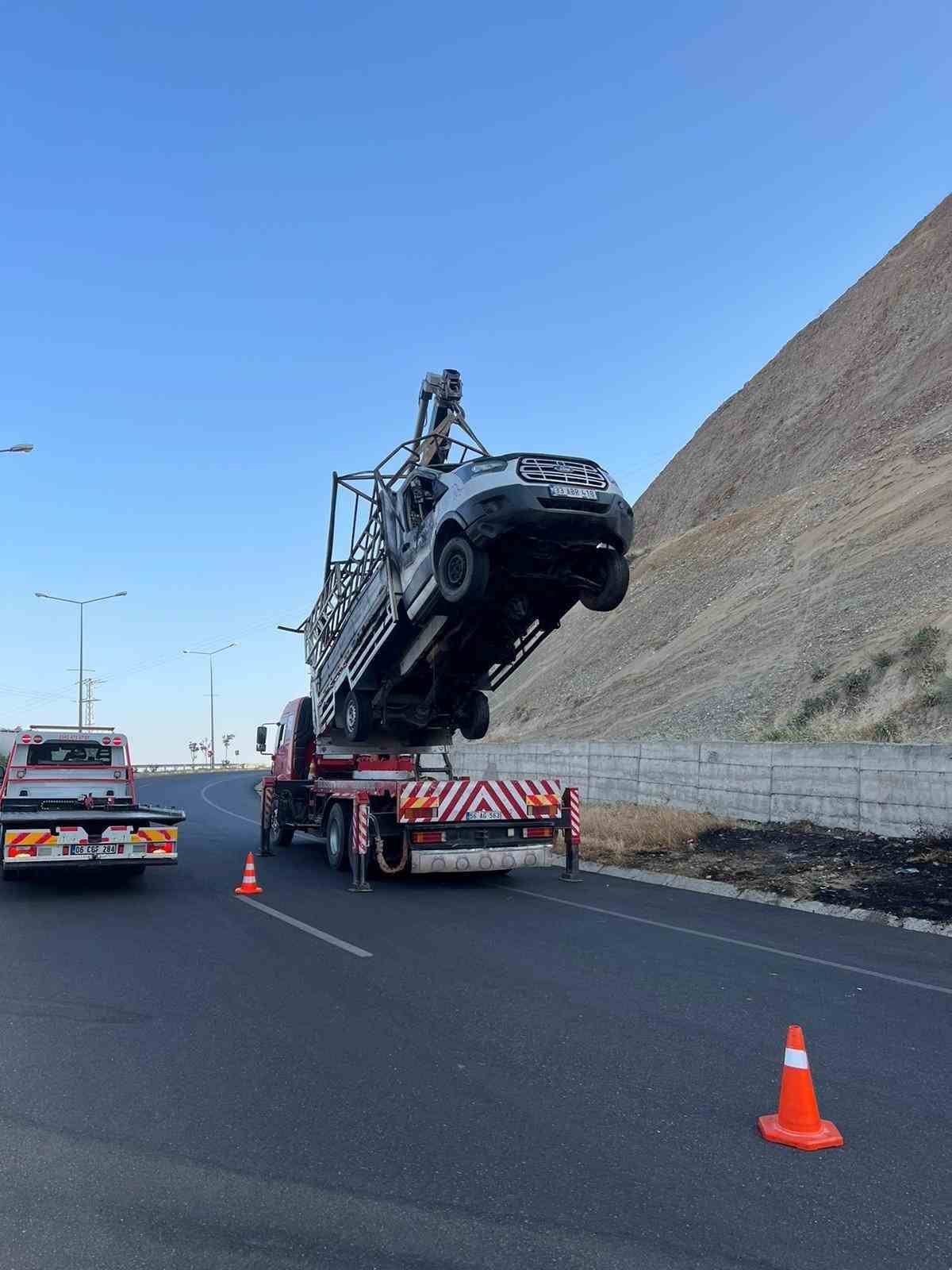 Siirt’te otomobil ile çarpışan kamyonet alev aldı
