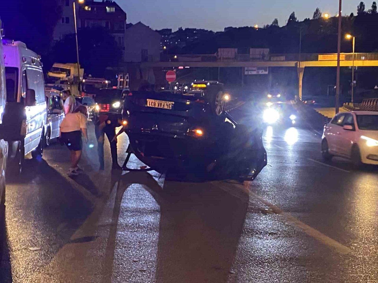 Şişli’de bariyere çarpan araç takla atıp ters döndü