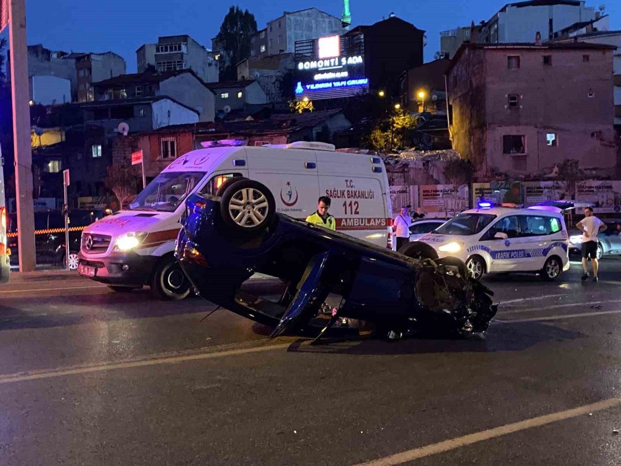 Şişli’de bariyere çarpan araç takla atıp ters döndü
