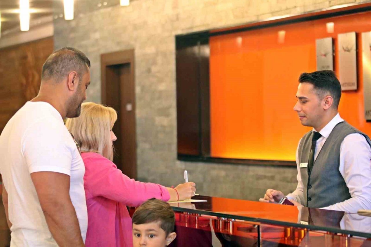 Antalya 8 milyon 11 bin 828 turist sayısına ulaştı