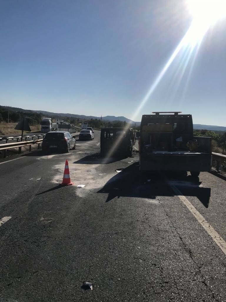 Uşak’ta kaza yapan araç alev alev yandı