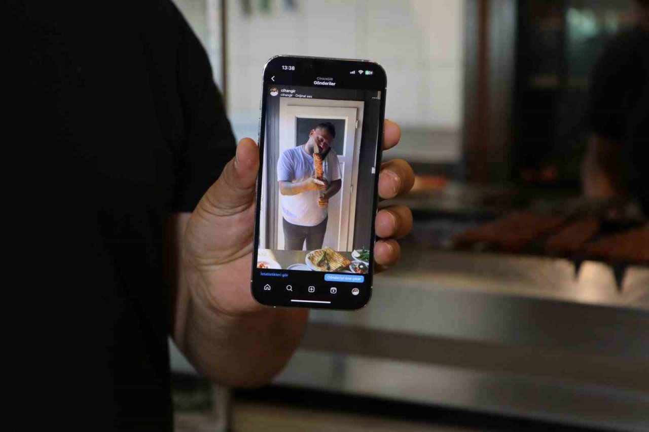 Sıcağı anlatmak için güneşte kebap pişirdi, yüz binlerce kişi izledi