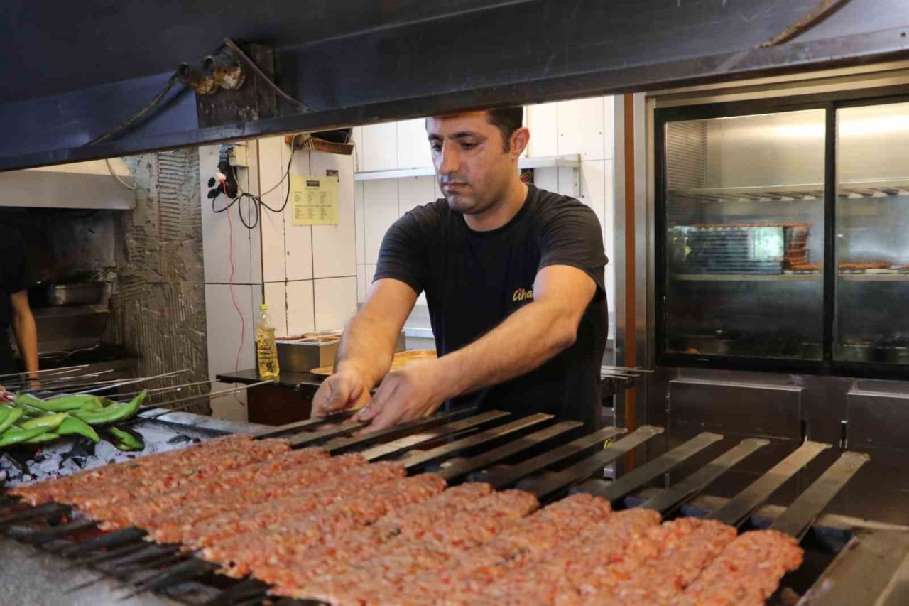 Sıcağı anlatmak için güneşte kebap pişirdi, yüz binlerce kişi izledi