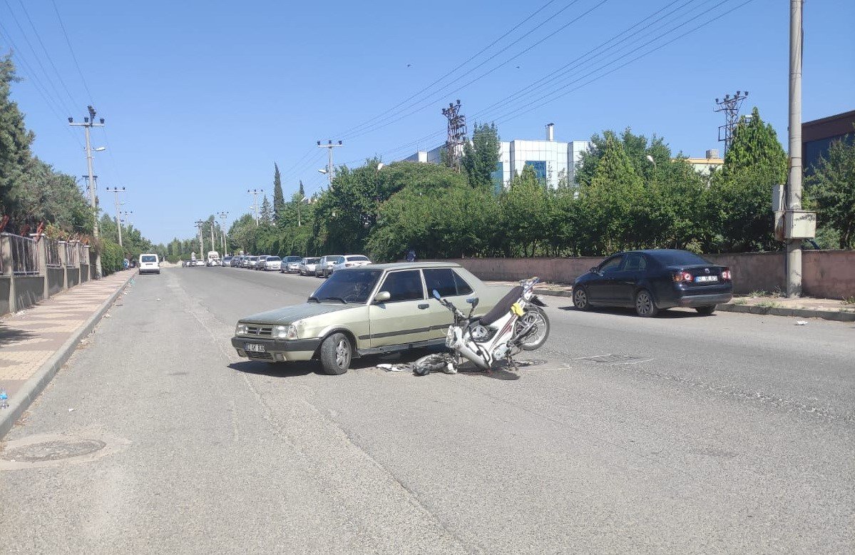 Motosiklet ile otomobil çarpıştı: 1 yaralı