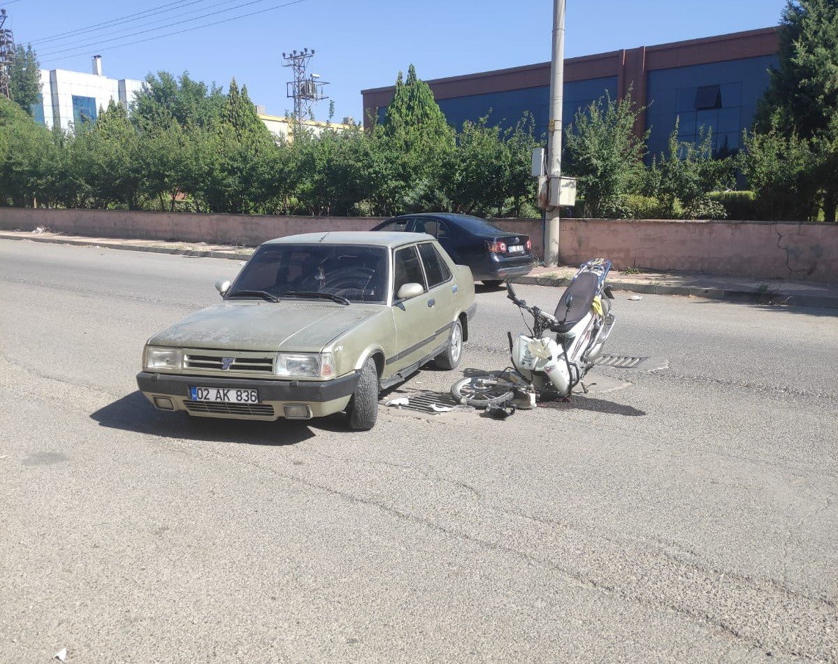 Motosiklet ile otomobil çarpıştı: 1 yaralı
