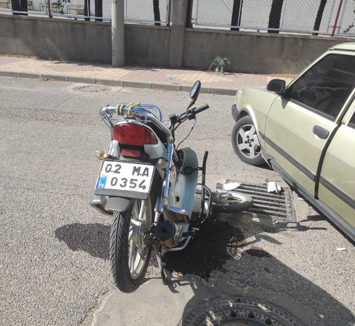 Motosiklet ile otomobil çarpıştı: 1 yaralı